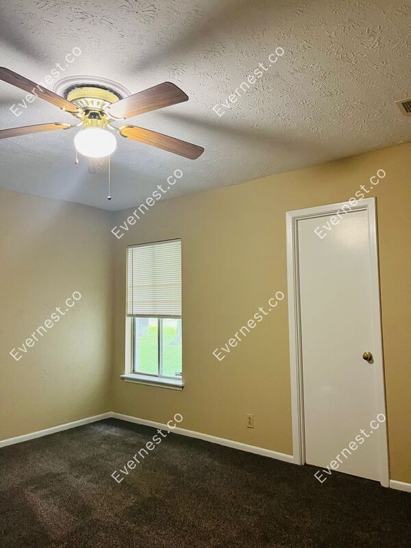 Building Photo - 810 Bellevue Rd