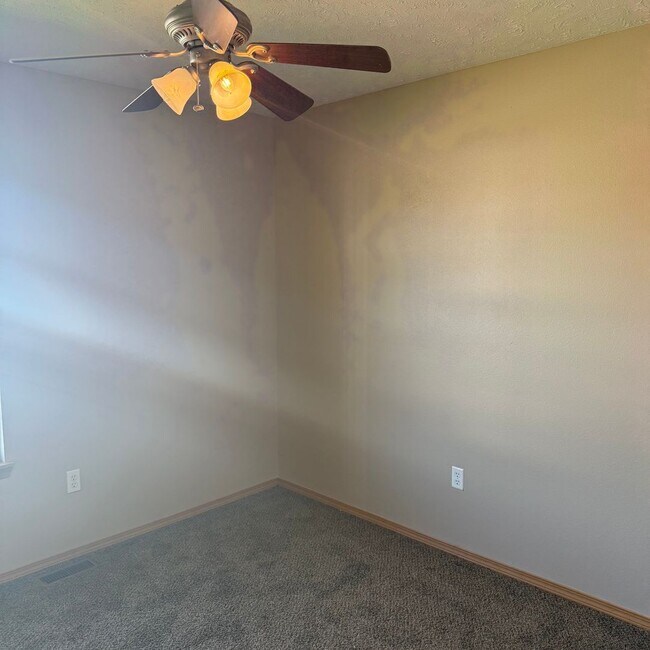 Building Photo - 3 Bedroom 2 bath remodeled Home