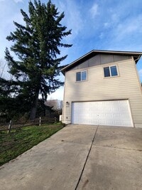 Building Photo - Large 4 Bed Split, Available Now! Pets Okay!