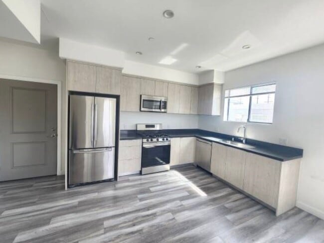 Building Photo - 6824 Ben Ave