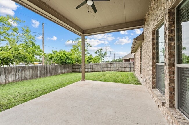 Building Photo - 104 Cold Track Dr