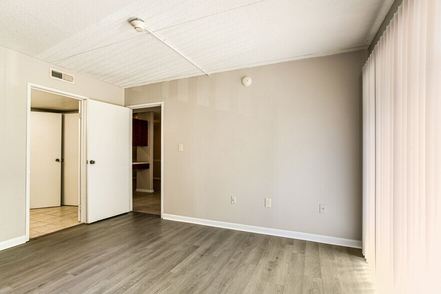 Building Photo - 915 S Seminole Dr