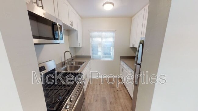 Building Photo - 216 Fir St