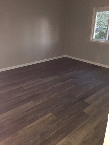 Large bedroom - 1900 Richard Jones Rd