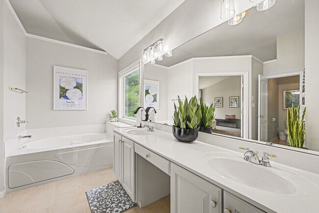 Building Photo - Freshly Renovated 4 Bedroom Home In Centerville OH