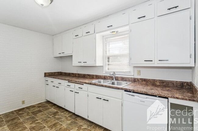 Building Photo - 3 Bedroom in South Wichita with Oversized Garage