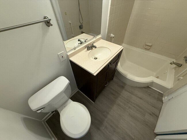 Building Photo - Well Maintained condo in East Charlotte!
