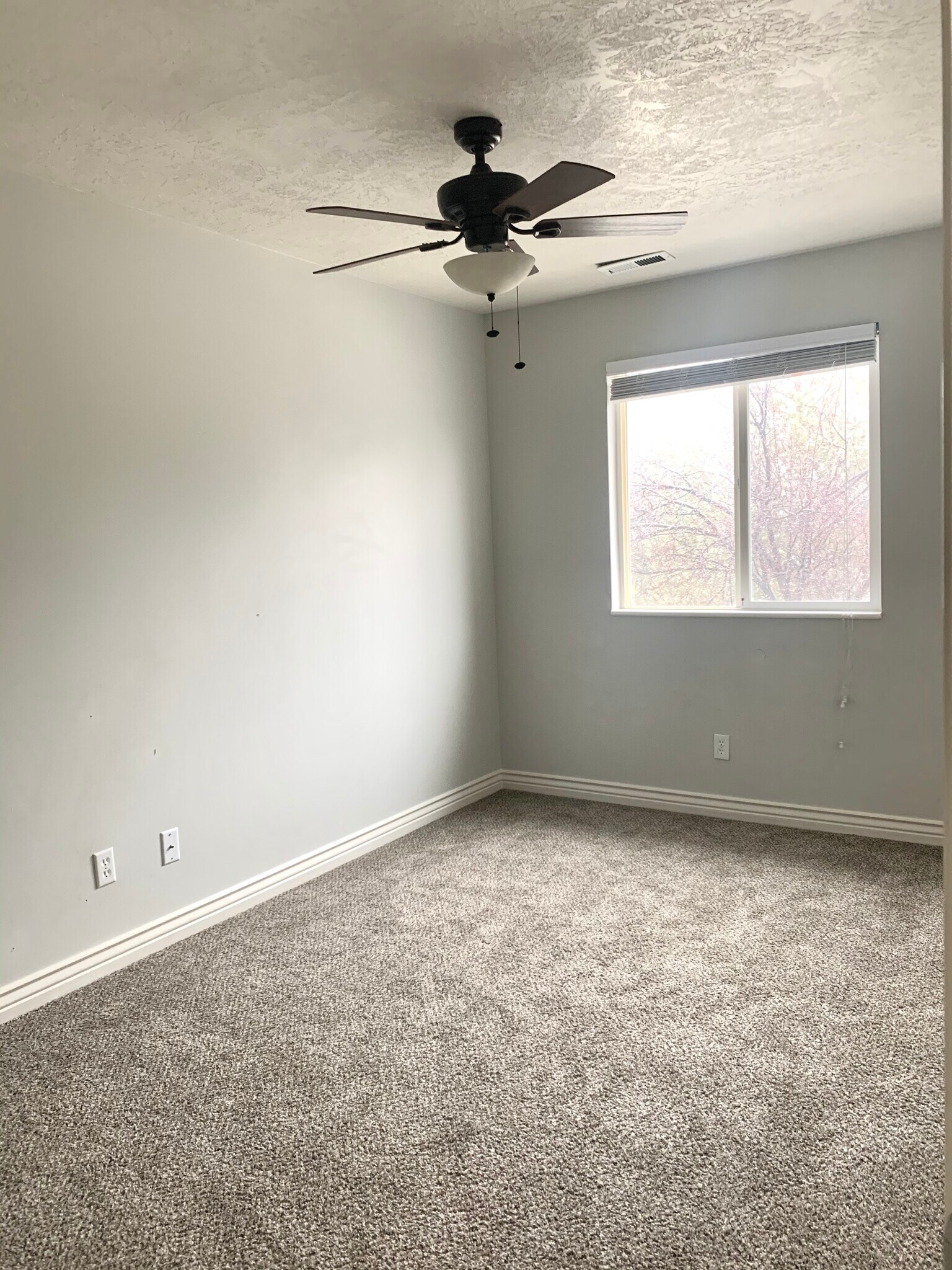 Building Photo - 33 S 900 E