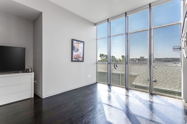 Building Photo - 825 Kings Rd