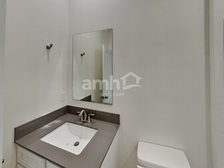 Building Photo - 6004 Pinewood Ests Dr