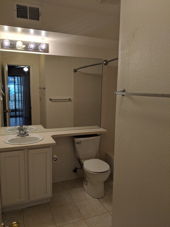 Building Photo - Englewood/DTC Ground Floor 2 Bedroom 2 Bath Condo For Rent - Great Location and Amenities