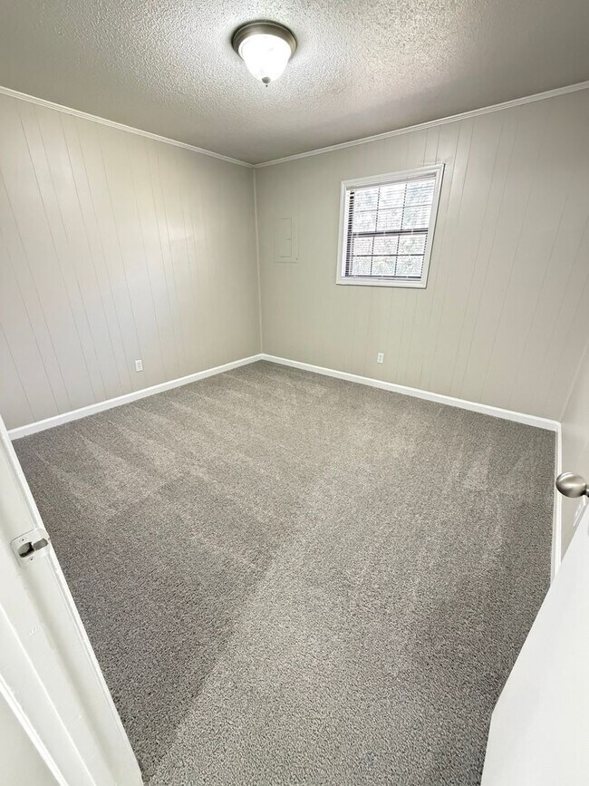 Building Photo - Oxford-2 Bedrooms