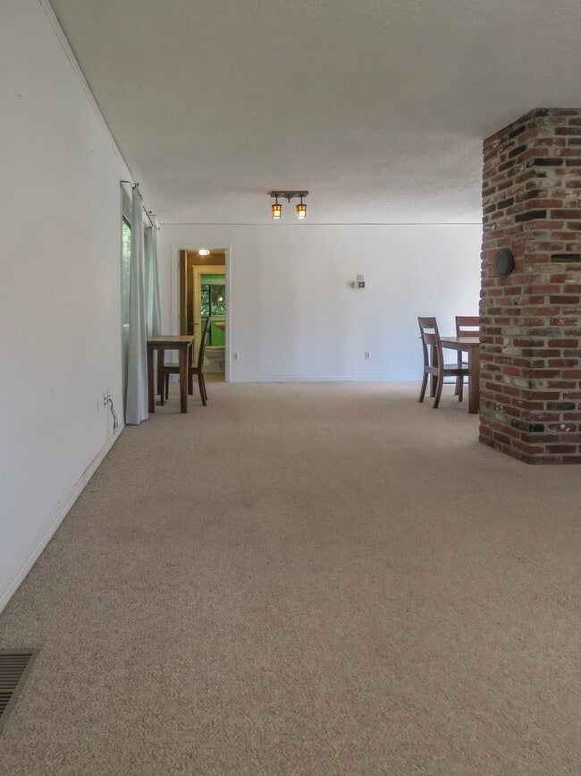 Building Photo - *** 4 Bedroom Sellwood Home ***