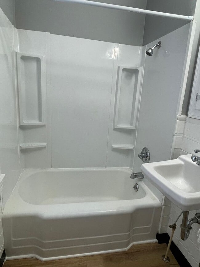 Building Photo - 740