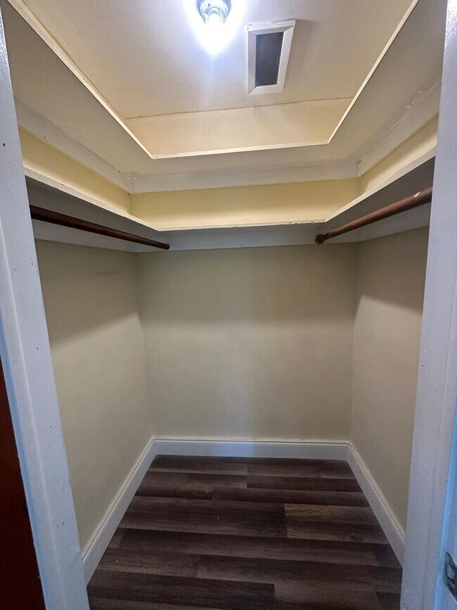 Building Photo - Easy Coastal Living Just Minutes from Downtown!