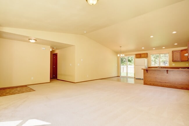 Building Photo - ***PENDING APPLICATION***Spacious Coupeville Home!