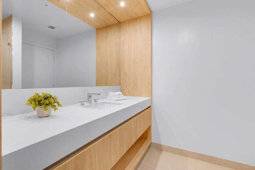 Building Photo - 601 N Miami Ave