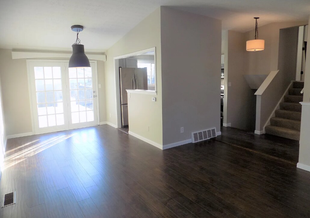 Building Photo - 3377 Hunt Club Road North