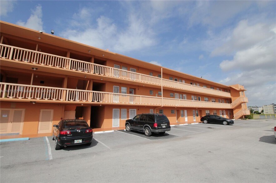 Building Photo - 1591 NE Miami Gardens Dr