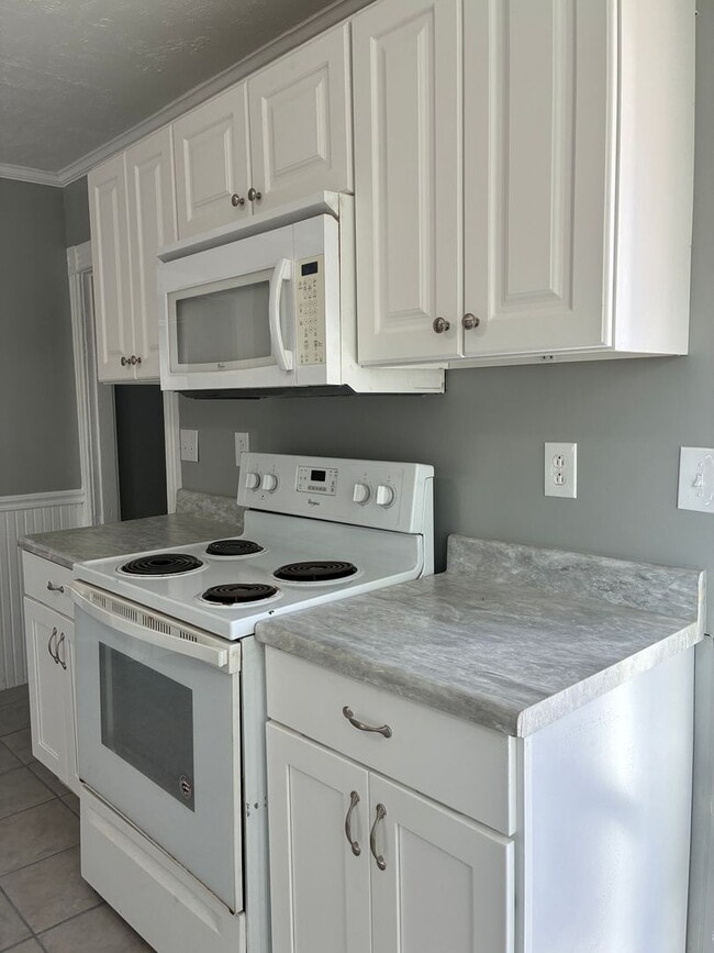 Building Photo - Fresh and updated 4 bedroom for immediate occupancy