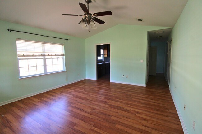 Building Photo - 3 Bedroom Home in Wakulla Gardens Available Now