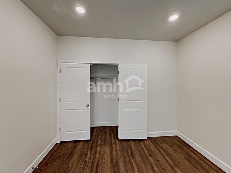Building Photo - 3055 E N Vlg Dr