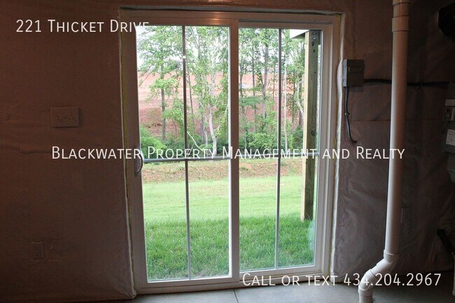 Building Photo - 221 Thicket Dr