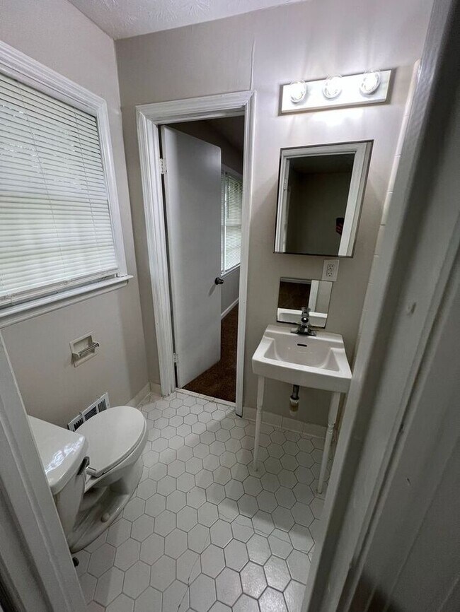 Building Photo - READY NOW!!!! 3 bed 2 bath!