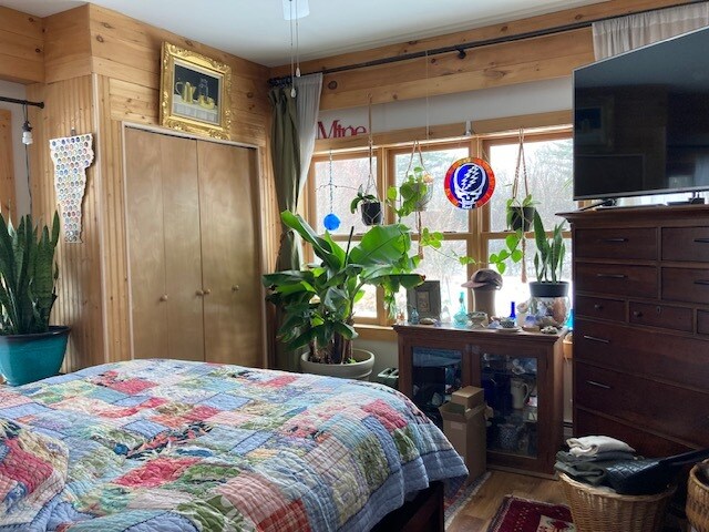bedroom 1 - 178 Walnut Dr