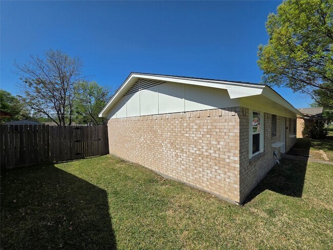 Building Photo - 4773 Stallcup Dr