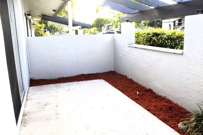Building Photo - 5620 Queen Palm Ct