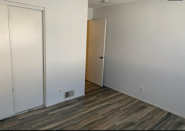 Building Photo - 2bed/1bath with Central AC! Garage! Laundr...