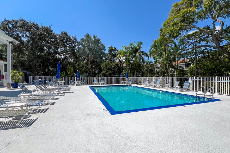 Building Photo - 850 S Tamiami Trl
