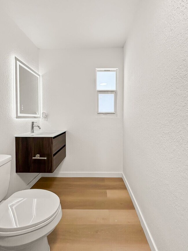 Building Photo - Beautifully Renovated 1 Bed | 1 Bath – Move-In Ready in the Heart of Clearwater!