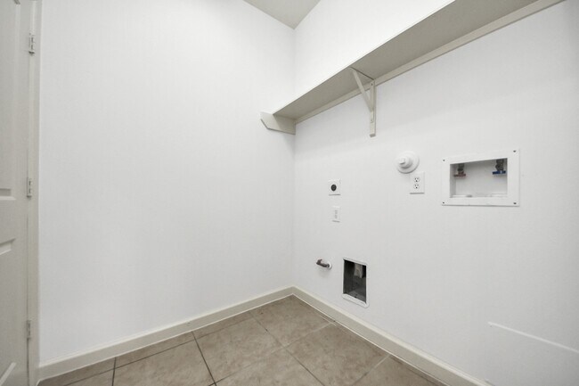 Building Photo - 8226 Stratford Canyon Dr