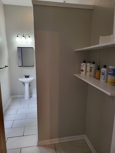 Building Photo - 33 Semple St