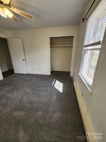 Building Photo - 208 Cliffside Dr