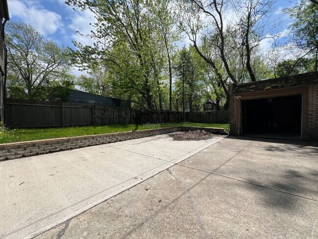 Building Photo - 3232 Clarendon Rd