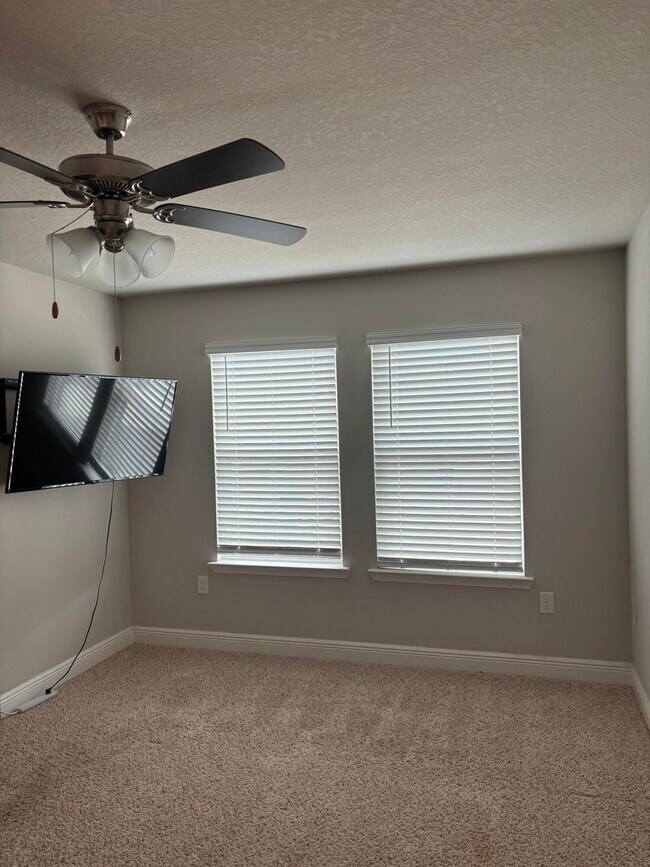 Building Photo - 166 Crossing Ln