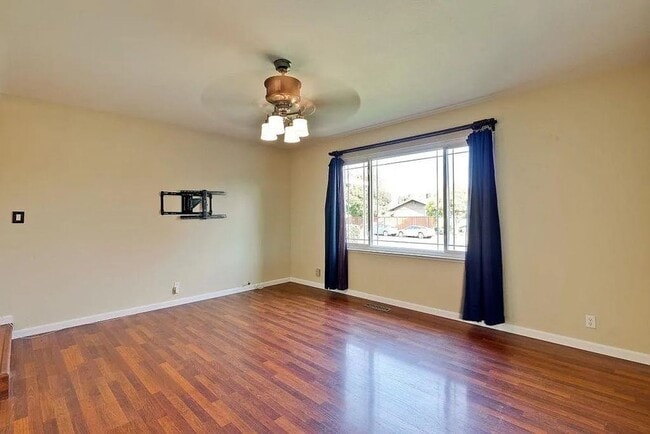 Building Photo - Sharp 3 Bedroom 2 Bath Single Family Home in Desirable Blossom Valley Neighborhood
