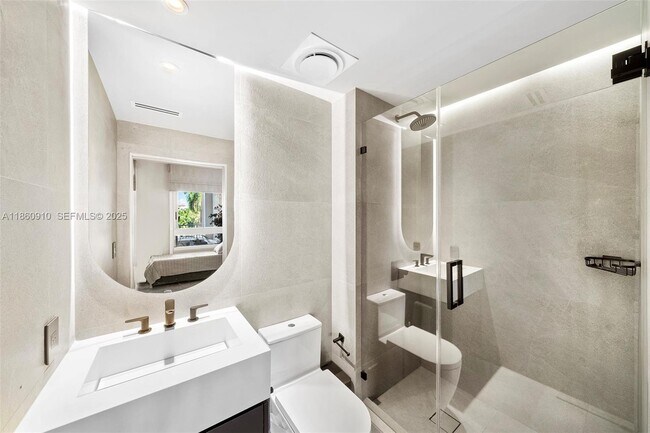 Building Photo - 785 Crandon Blvd