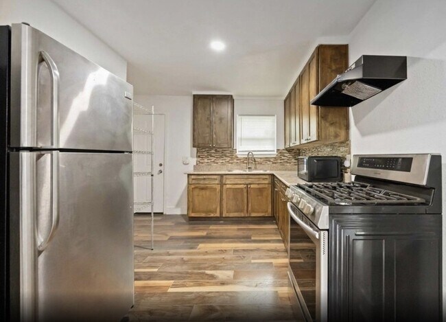 Building Photo - 6043 Lyndhurst Dr