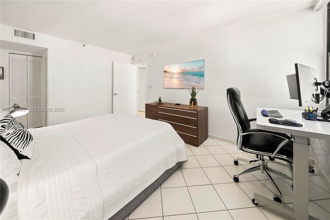 Building Photo - 2555 Collins Ave