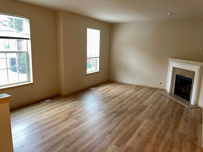 Building Photo - Charming Home in a Gated Tacoma Community – Minutes from JBLM!