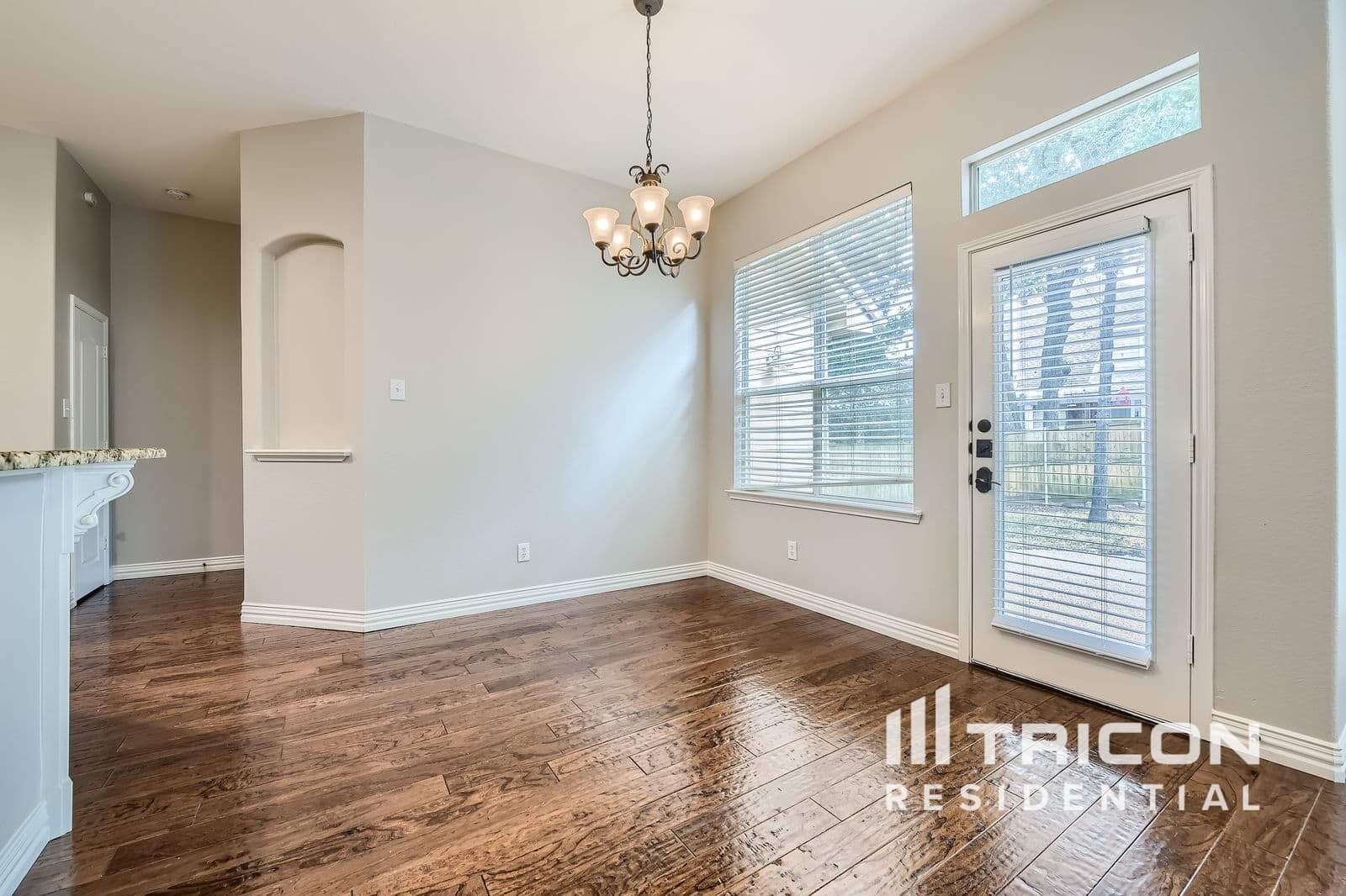 Building Photo - 2208 Knob Hill Dr