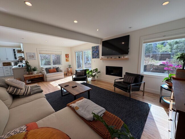 Building Photo - Stunning 4 bed 3.5 Bath Home in Wonderland Hills Walking Distance to Wonderland Lake. Rent Furnis...