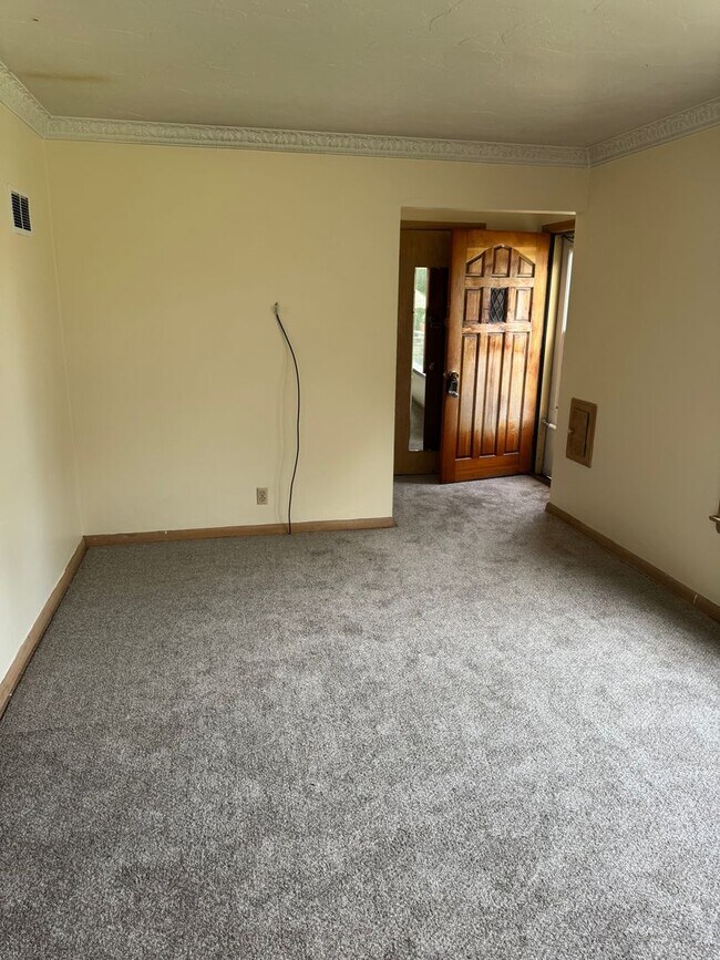 Building Photo - Newly Renovated 3-Bedroom Upper Flat Near ...