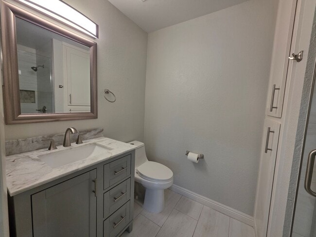 Building Photo - Immaculate Guard-Gated First-Floor Condo!