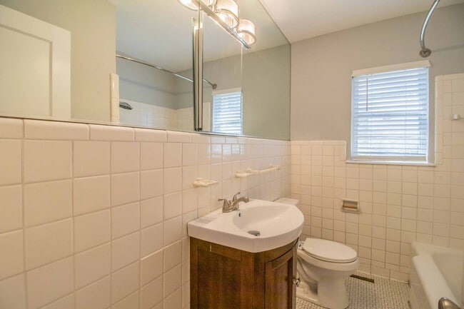 Building Photo - CHARMING 2 Bedroom, 1 Bathroom Arlington H...