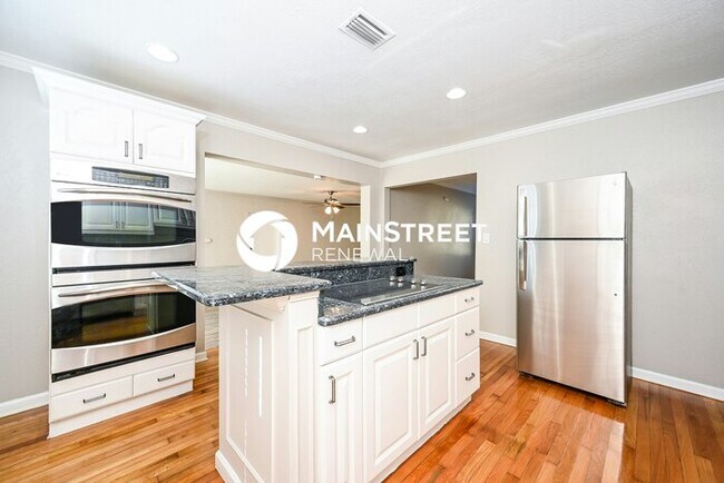 Building Photo - 3 Bedroom Pet-Friendly Home in St Petersburg, FL with Main Street Renewal